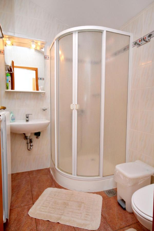 Apartments And Rooms With Parking Space Krk - 5294 克尔克 外观 照片